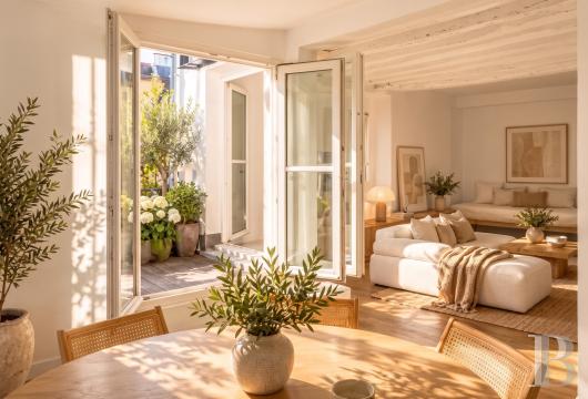 ile-de-france - Dans le Marais et l'une des plus vieilles rues commerçantes de Paris, un appartement au dernier étage avec terrasse, aménagé par un architecte de renom