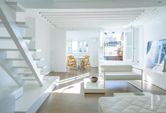 paris - Dans le Marais et sur l'une des plus vieilles rues commerçantes de Paris, un appartement au dernier étage avec terrasse, aménagé par un architecte de renom