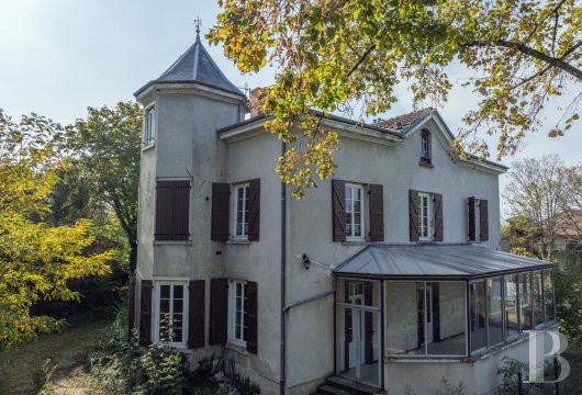 rhones-alpes - À la proximité immédiate de Lyon, une maison de maître à rénover, sur un terrain clôturé de 1 047 m²