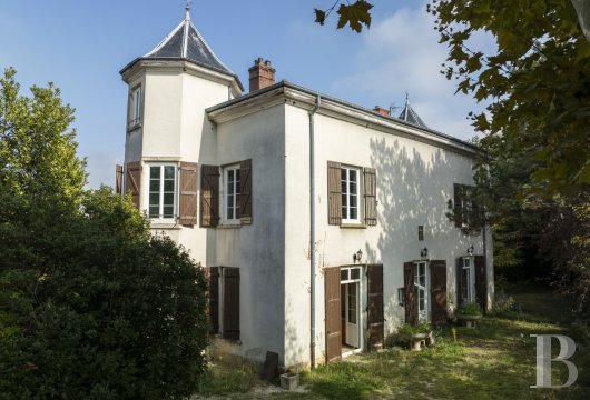 rhones-alps - A manor house to be restored, in a 1,047-m² fenced garden, in close proximity to Lyon