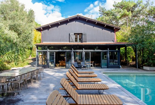 aquitaine - Sur la presqu’île du cap Ferret, 

 une villa familiale en bois, avec maison d’invités et piscine