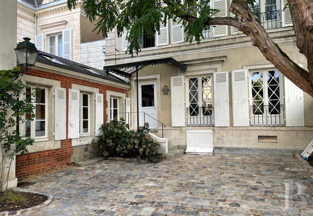 Dans le centre du Mans, à 10 min de la gare TGV et 54 min de Paris,  un hôtel particulier de 270 m² avec terrasse et jardin arboré