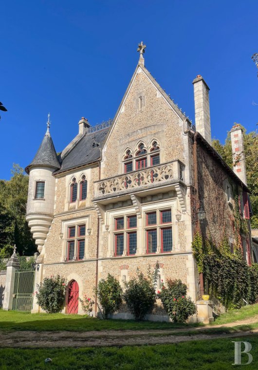 Castles / chateaux for sale - pays-de-loire - Proche de La Chartre-sur-le-Loir, en position dominante, un château néo-gothique classé MH, avec près de 5 ha de parc, de prairies et de bois