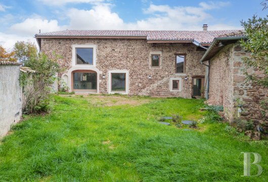 rhones-alpes - Dans le Beaujolais, au milieu des vignes,  une ancienne ferme rénovée en 2025