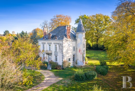 limousin - A dwelling from 1880 and its outbuilding, surrounded by 9,000-m² grounds, on the outskirts of a village, forty minutes north of Limoges