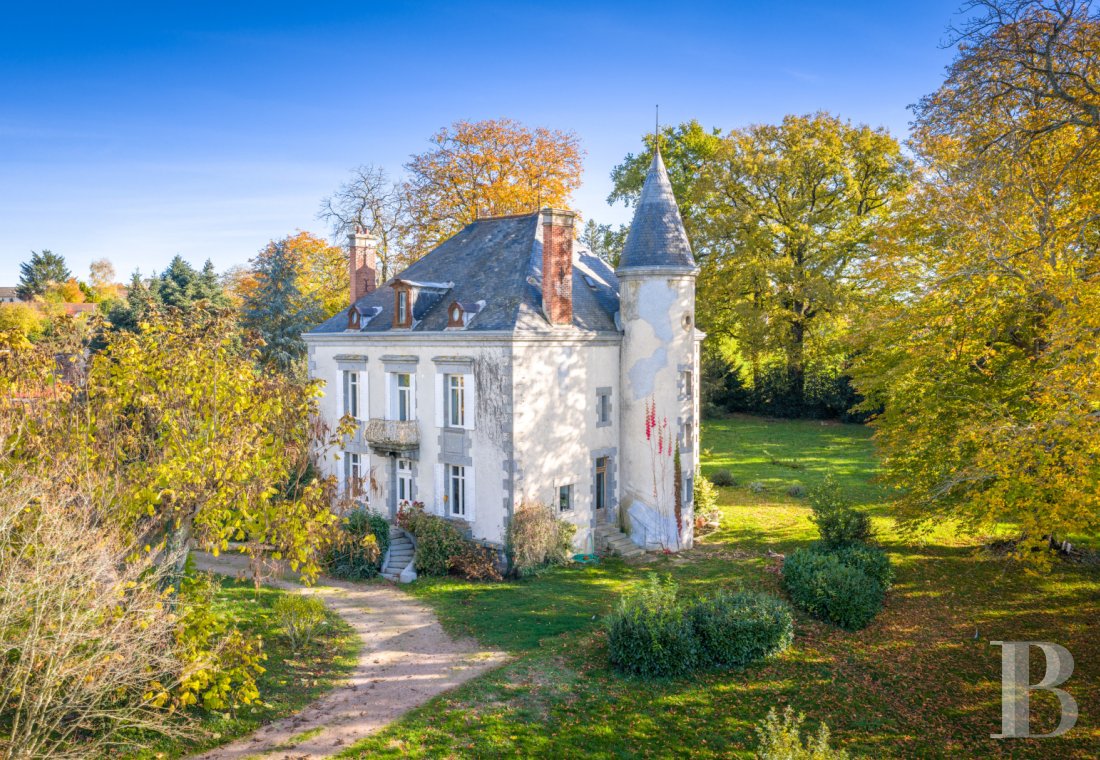 Residences for sale - limousin - À 40 min au nord de Limoges, en lisière de village, dans un parc de 9 000 m²,  une maison de 1880 et sa dépendance