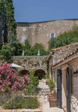 À Vézénobres, dans le Gard, une maison de village du 16e siècle - photo  n°3