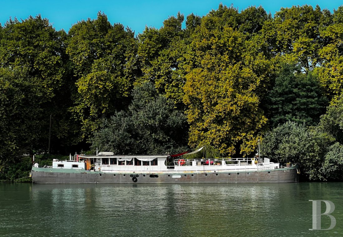 20th C. Architecture for sale - provence-cote-dazur - Dans Avignon, amarrée à une berge du Rhône, une péniche Freycinet de 1952 à rafraichir aménagée en habitation-atelier d'artiste de 200 m², avec pont-terrasse et piscine