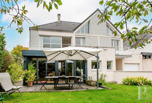 paris - A contemporary family house bathed in natural light with five bedrooms, a garden and a  south-facing terrace, nestled in the suburban town of Rueil-Malmaison, just west of Paris