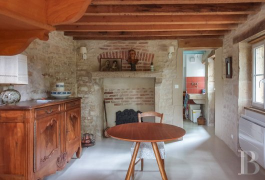character properties France burgundy   - 11