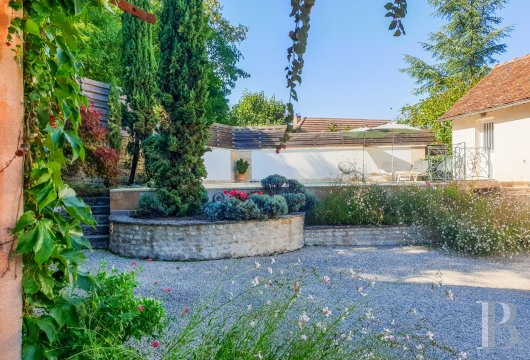 character properties France burgundy   - 20