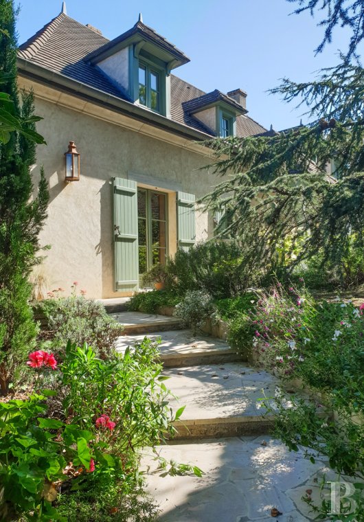 character properties France burgundy   - 4