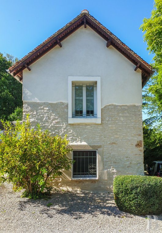 character properties France burgundy   - 10