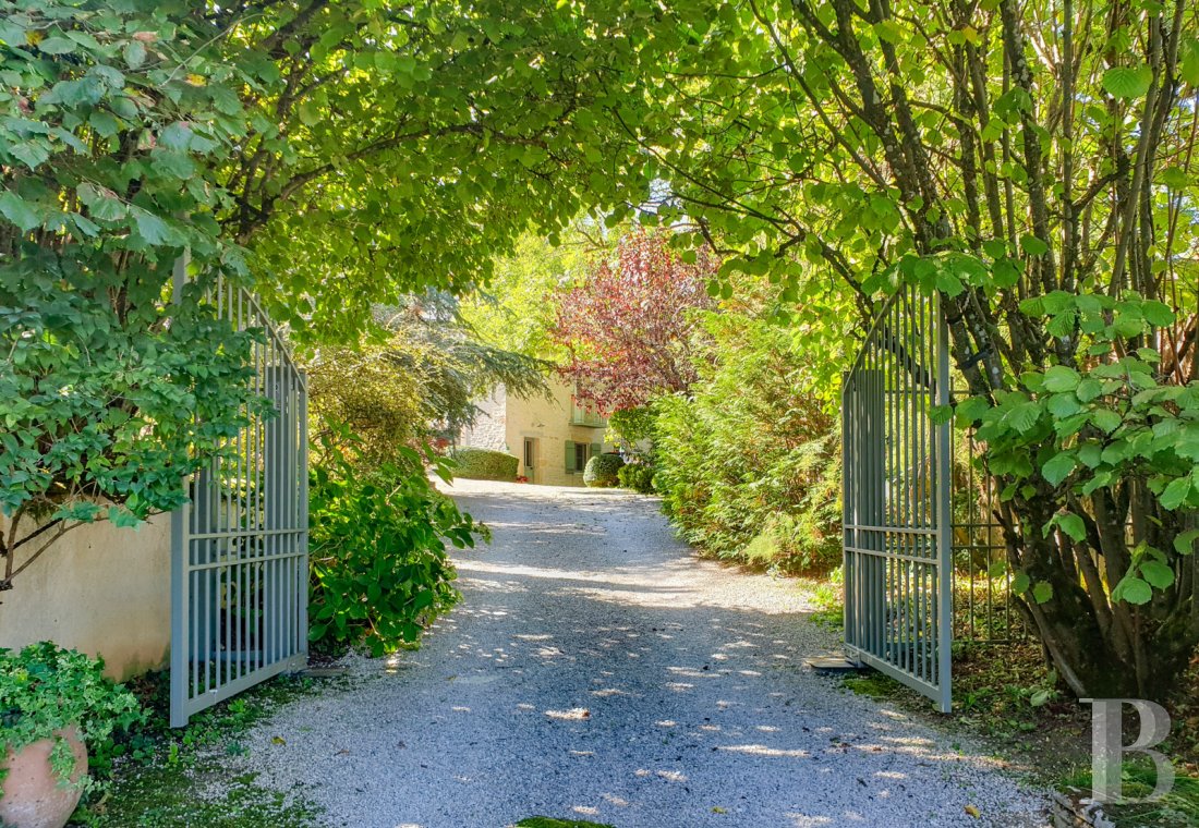 character properties France burgundy   - 21