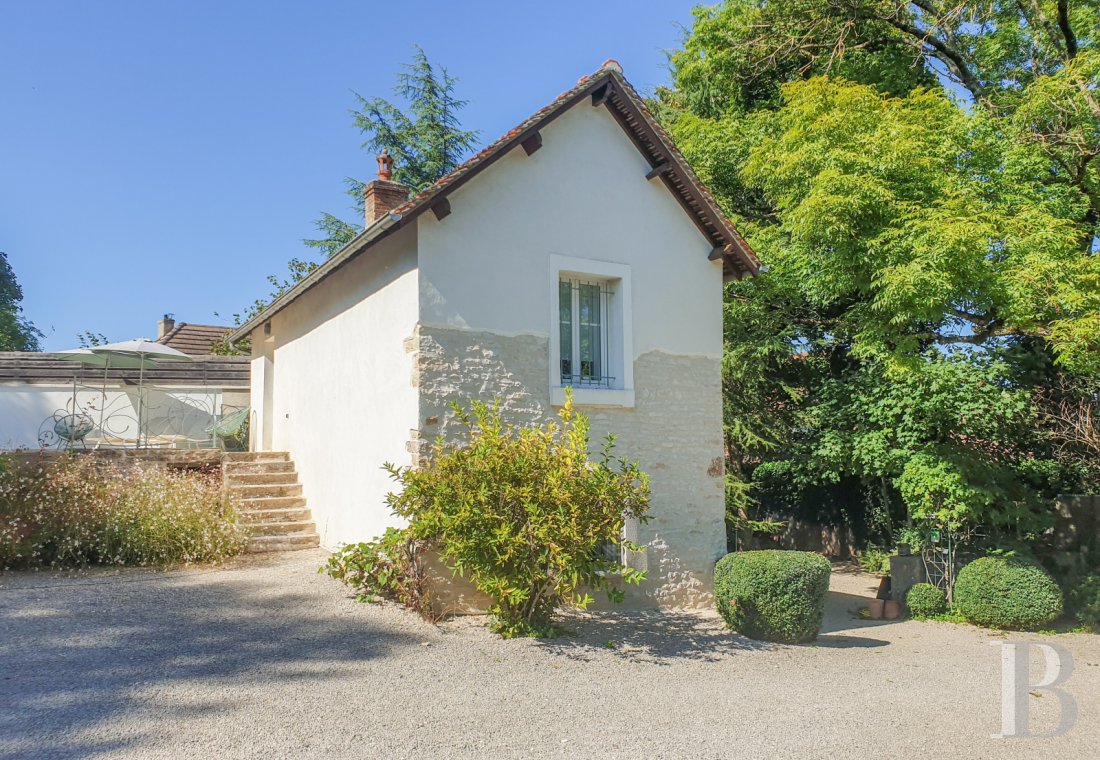 character properties France burgundy   - 9