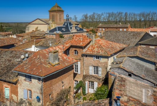 midi-pyrenees - À 40 min de Toulouse, une demeure de village du 16e s. à coursives, sa cour intérieure et sa piscine