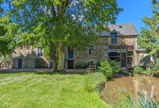 brittany - Dans la campagne des Côtes-d'Armor, à 30 min de Dinan, un ancien moulin à tan reconverti en habitation, avec sa roue et son bief