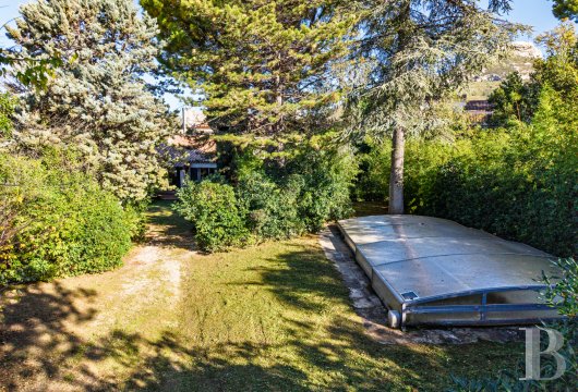 character properties France provence cote dazur   - 12