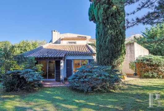 provence-cote-dazur - A 200-m² architect-designed villa in a 1,600-m² landscaped garden with a swimming pool and garage, in the 9th arrondissement of Marseille, near to the Calanques coves
