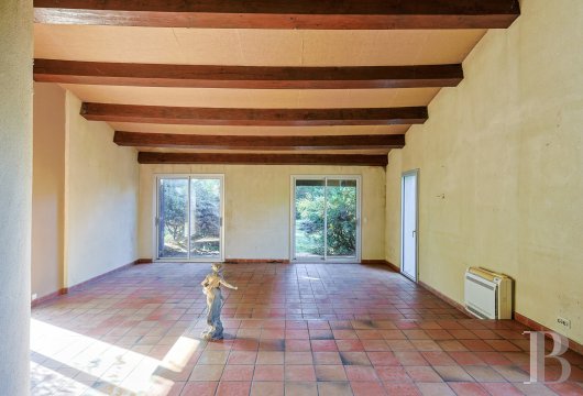 character properties France provence cote dazur   - 6