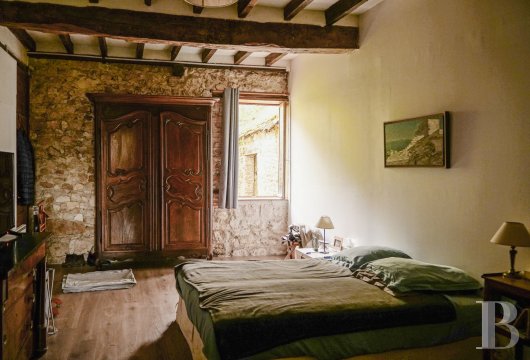 character properties France burgundy   - 8