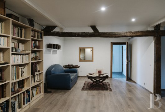 character properties France burgundy   - 9