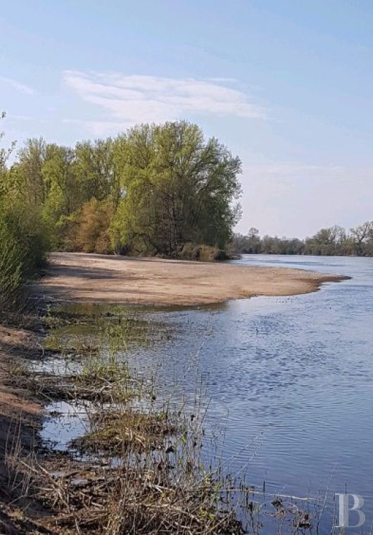 character properties France burgundy   - 17