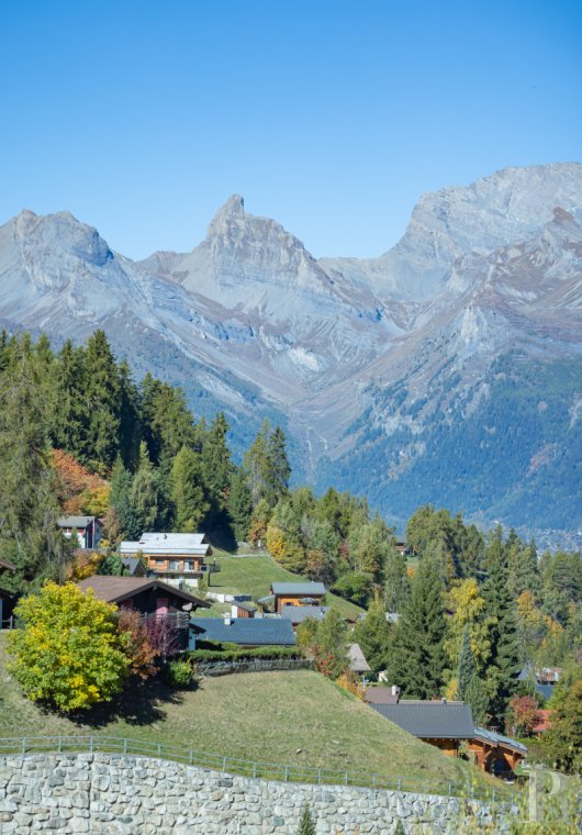 En Suisse, dans le canton du Valais, un vaste chalet à proximité du domaine des 4 Vallées - photo  n°24