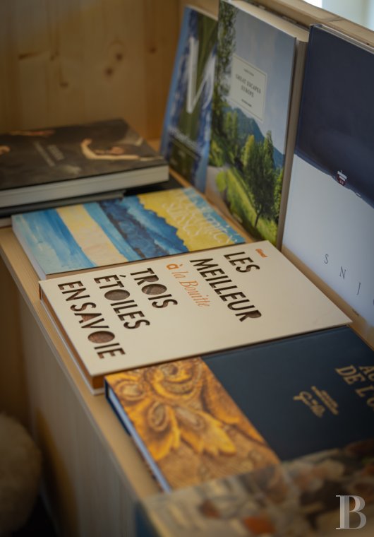 En Suisse, dans le canton du Valais, un vaste chalet à proximité du domaine des 4 Vallées - photo  n°16