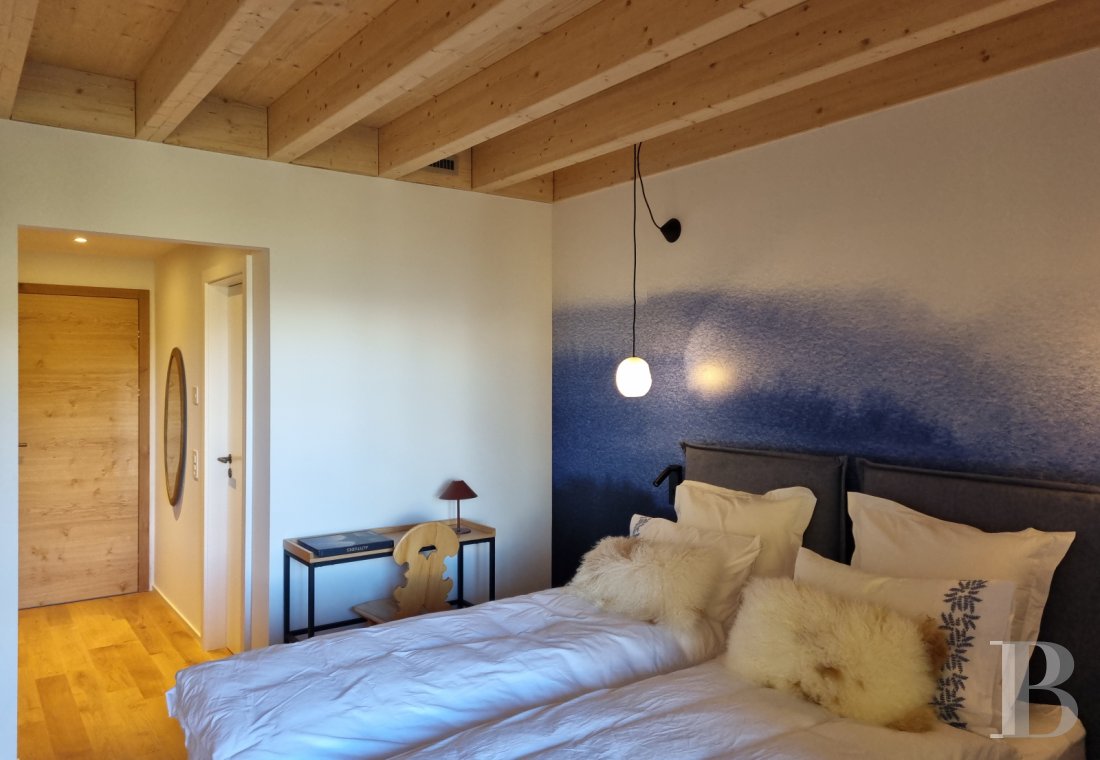 En Suisse, dans le canton du Valais, un vaste chalet à proximité du domaine des 4 Vallées - photo  n°14