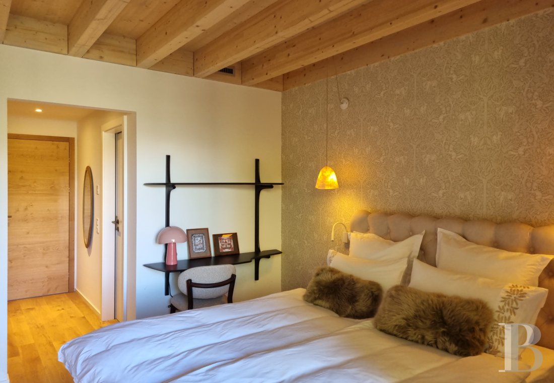 En Suisse, dans le canton du Valais, un vaste chalet à proximité du domaine des 4 Vallées - photo  n°18