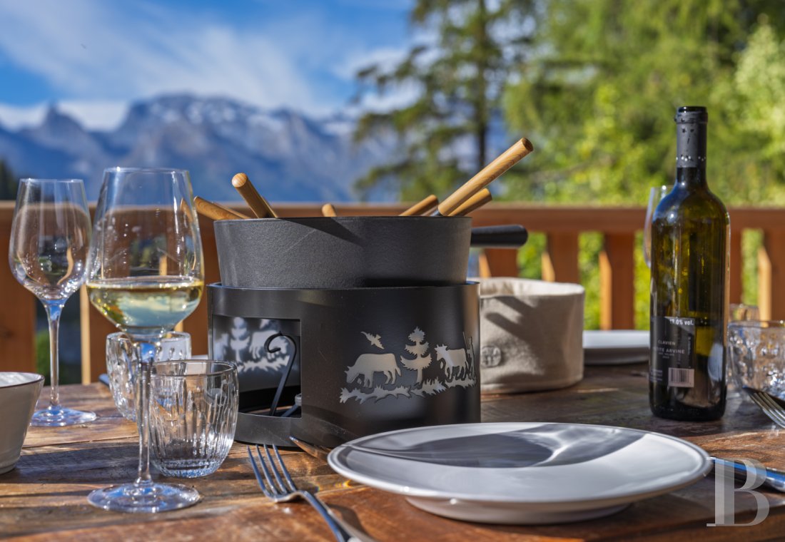 En Suisse, dans le canton du Valais, un vaste chalet à proximité du domaine des 4 Vallées - photo  n°3