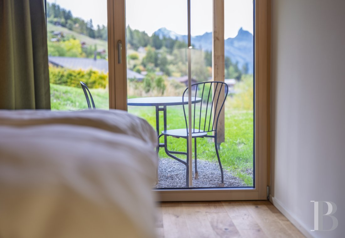 En Suisse, dans le canton du Valais, un vaste chalet à proximité du domaine des 4 Vallées - photo  n°11