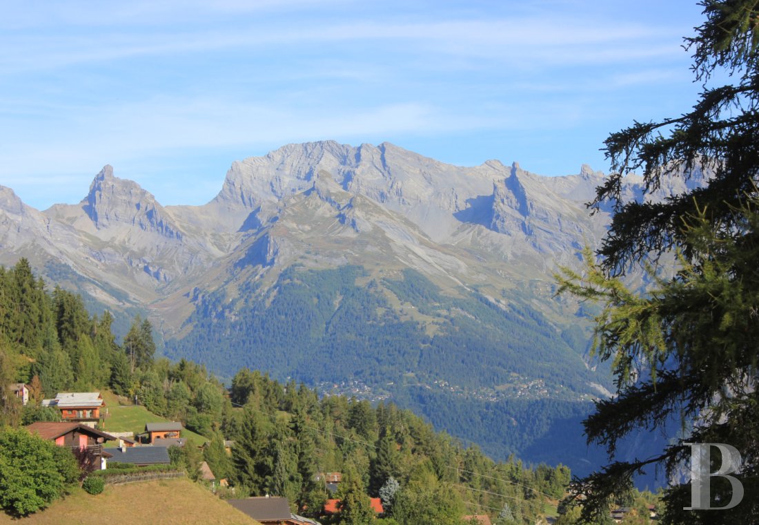 En Suisse, dans le canton du Valais, un vaste chalet à proximité du domaine des 4 Vallées - photo  n°2