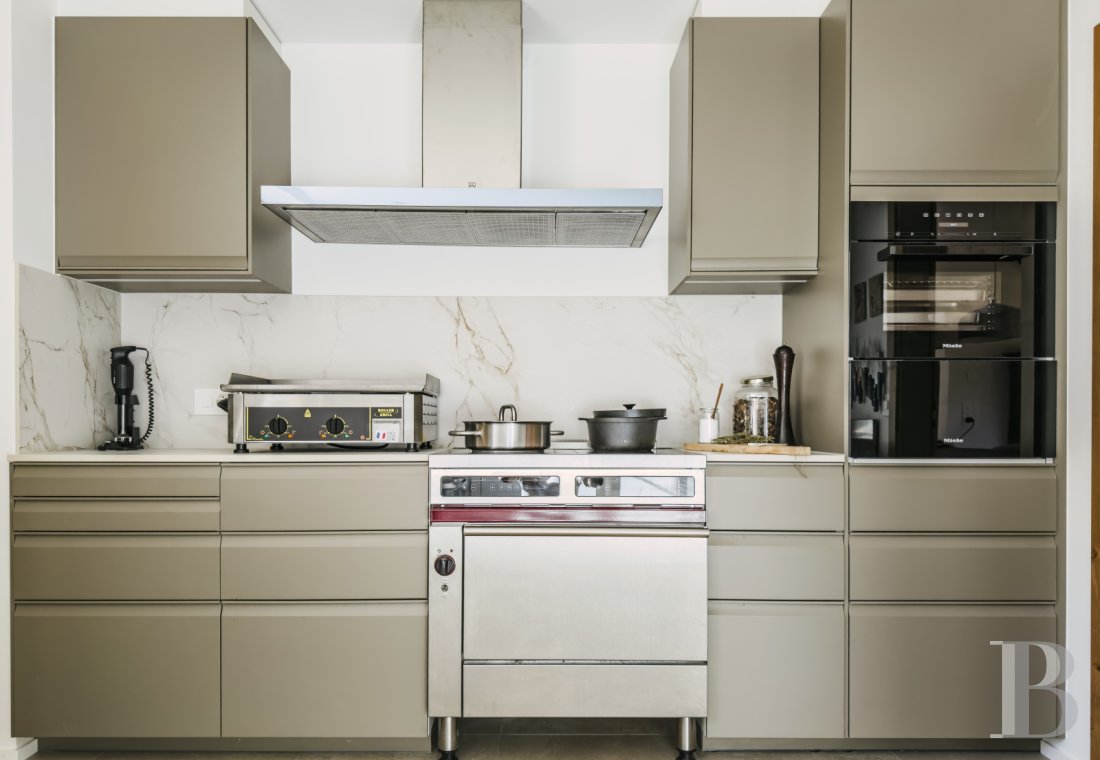 En Suisse, dans le canton du Valais, un vaste chalet à proximité du domaine des 4 Vallées - photo  n°9