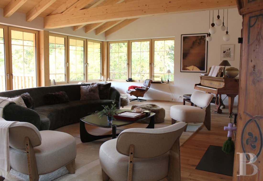 En Suisse, dans le canton du Valais, un vaste chalet à proximité du domaine des 4 Vallées - photo  n°4