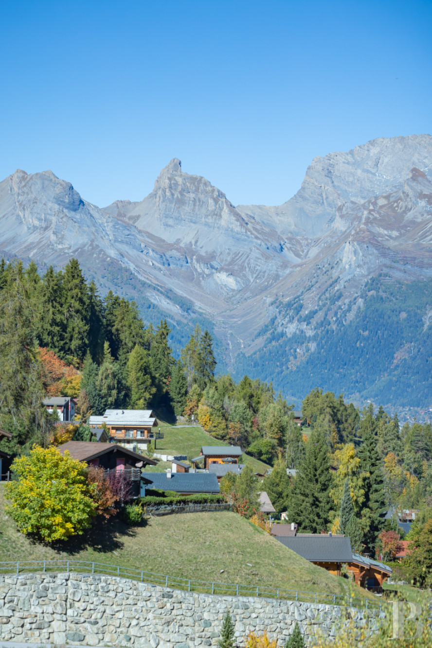 En Suisse, dans le canton du Valais, un vaste chalet à proximité du domaine des 4 Vallées - photo  n°24
