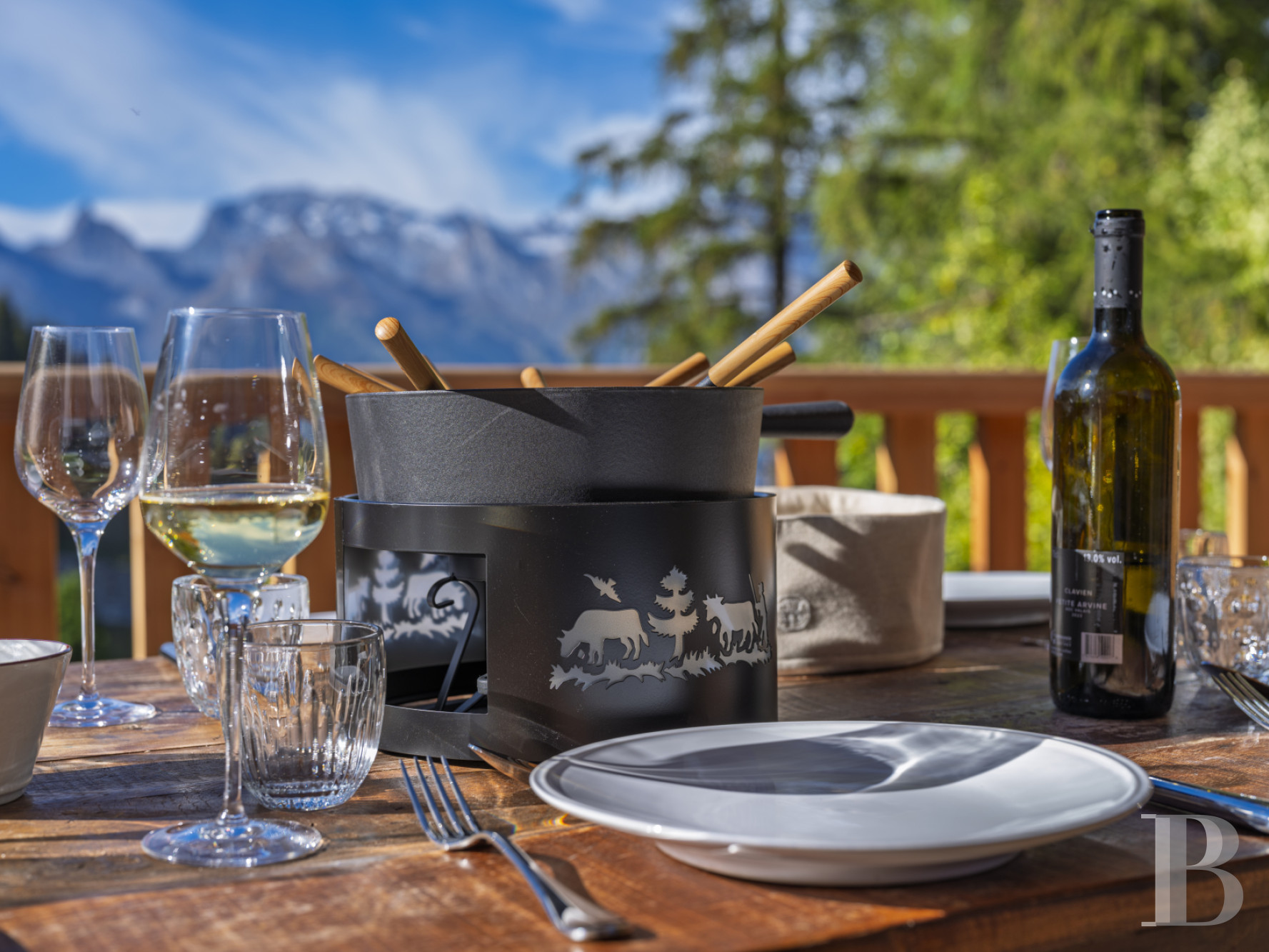 En Suisse, dans le canton du Valais, un vaste chalet à proximité du domaine des 4 Vallées - photo  n°3