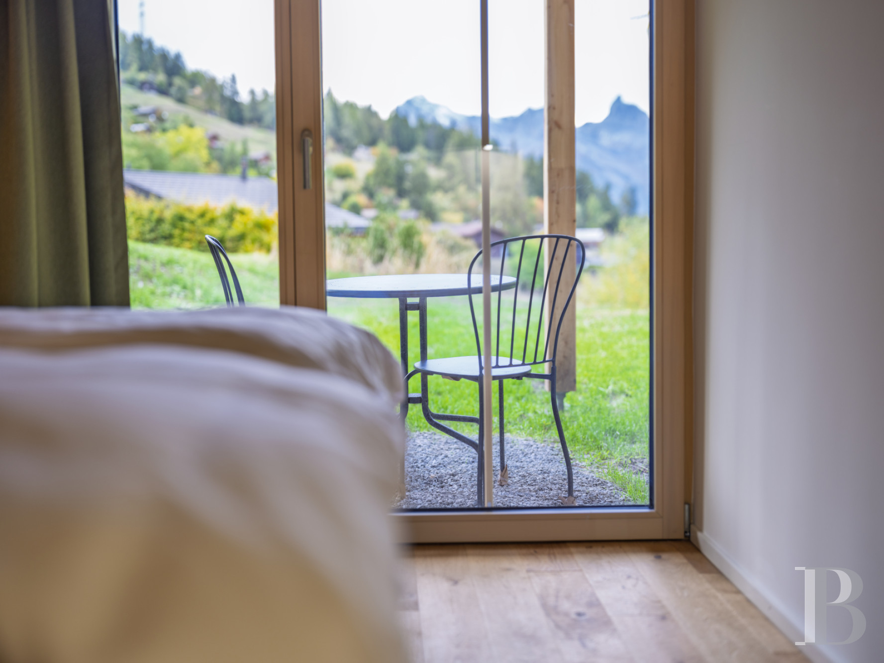En Suisse, dans le canton du Valais, un vaste chalet à proximité du domaine des 4 Vallées - photo  n°11