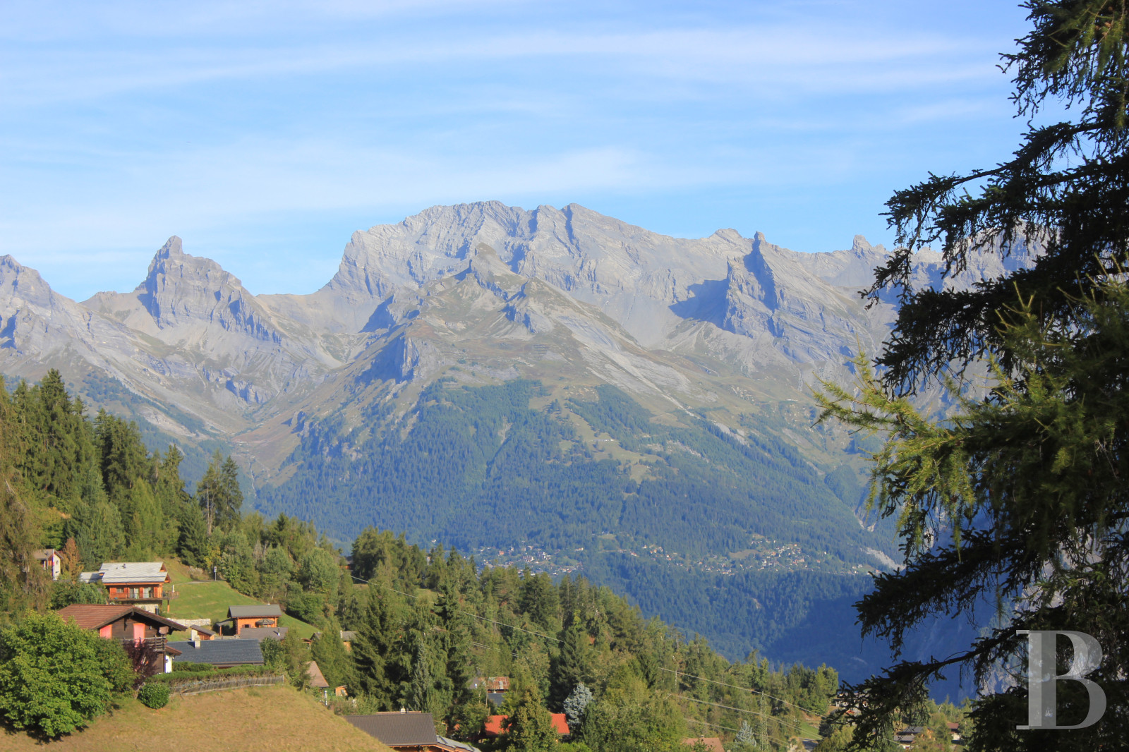 En Suisse, dans le canton du Valais, un vaste chalet à proximité du domaine des 4 Vallées - photo  n°2