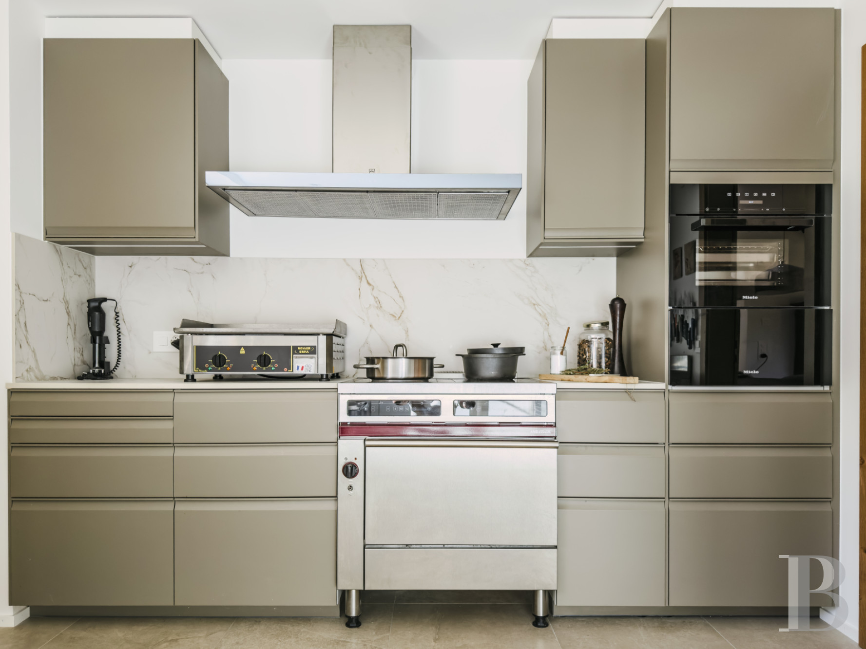 En Suisse, dans le canton du Valais, un vaste chalet à proximité du domaine des 4 Vallées - photo  n°9