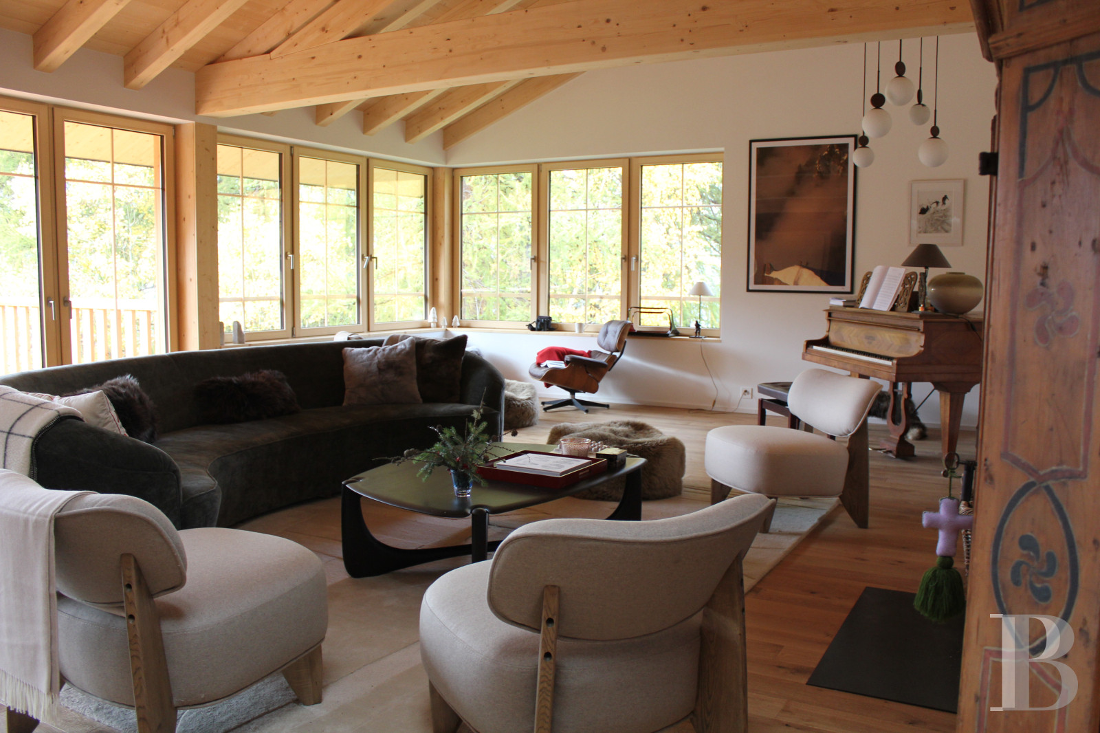 En Suisse, dans le canton du Valais, un vaste chalet à proximité du domaine des 4 Vallées - photo  n°4