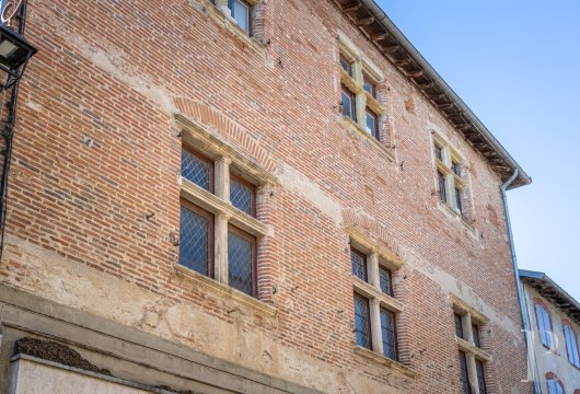 midi-pyrenees - Dans le centre historique d’Auterive, à 30 min au sud de Toulouse, une demeure du 16e s. à faire renaître, sa boutique et ses appartements anciens 