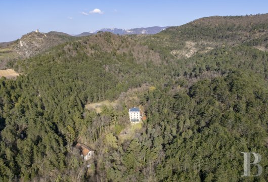 rhones-alps - Au pied du Vercors, à 30 min de la gare Valence TGV, une cure thermale de 1904 transformée en demeure familiale et son parc