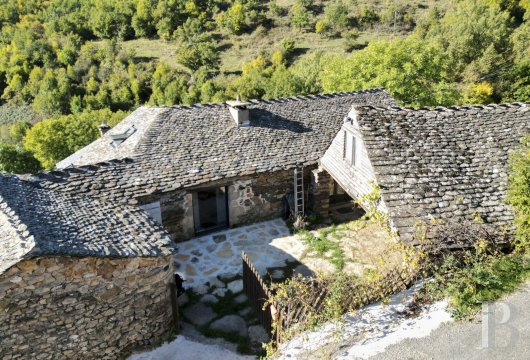 languedoc-roussillon - Former farmyard buildings and a garden nestled within a Cévennes hamlet, along the banks of a river and at the foot of Mount Lozère