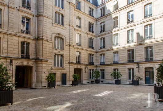 paris - Dans le 8e arrondissement, boulevard Malesherbes,  un appartement à usage de bureaux dans un remarquable ensemble haussmannien