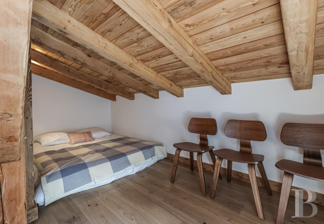 A spacious, recently built chalet with a traditional look in the hills above Megève in Haute-Savoie - photo  n°27