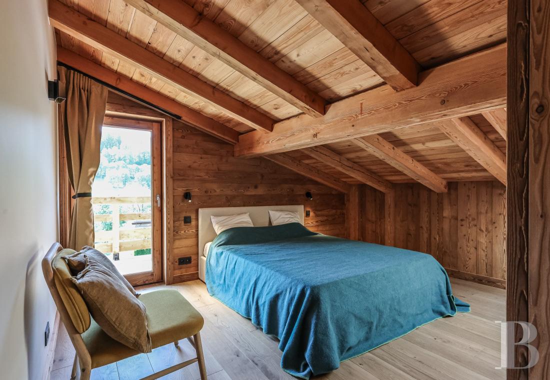 A spacious, recently built chalet with a traditional look in the hills above Megève in Haute-Savoie - photo  n°25