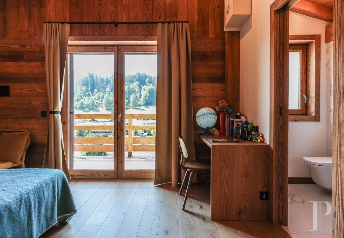 A spacious, recently built chalet with a traditional look in the hills above Megève in Haute-Savoie - photo  n°18