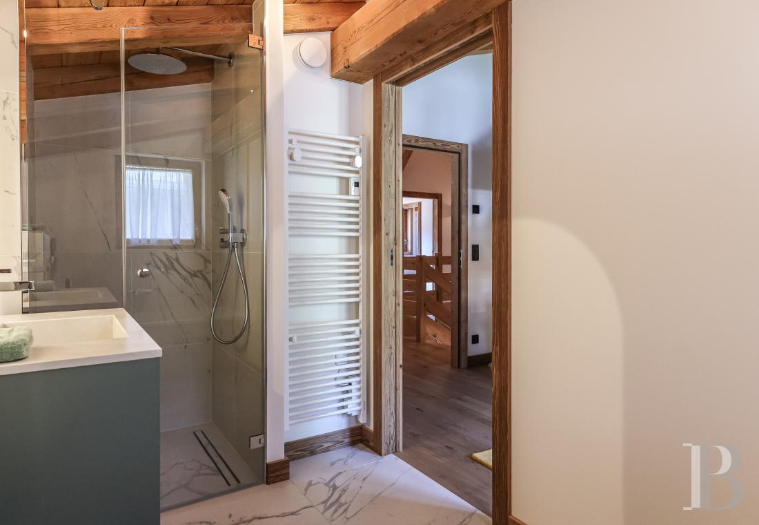 A spacious, recently built chalet with a traditional look in the hills above Megève in Haute-Savoie - photo  n°29